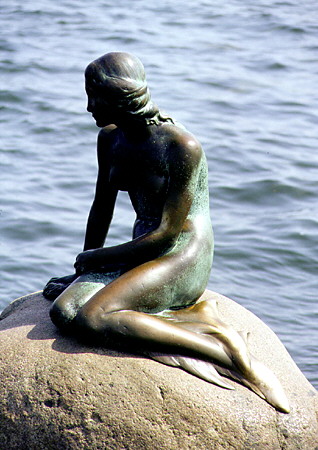 Den Lille Havfrue statue, The Little Mermaid, in Kobenhavn. - Click to read about this site.