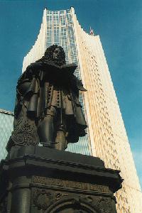 Le bâtiment singulier de la Université et la statue de Leibniz